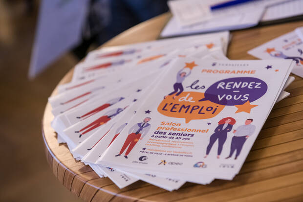 Salon RDV de l'emploi seniors 2022 Versailles programme du salon avec dessins de cadres seniors