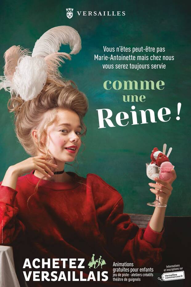 Femme costumée et souriante, tenant une coupe de glace à la main. On peut lire "Vous n'être peut-être pas Marie-Antoinette, mais chez nous vous serez toujours reçue comme une Reine"