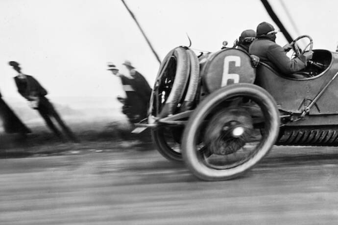 Jacques Henri Lartigue (1894-1986), René Croquet sur une Théo Schneider de course, 1913, légendée par lartigue "Grand Prix de l'Automobile Club de France, 26 juin 1912". Photographie Jacques Henri Lartigue © Ministère de la Culture, MPP - AAJHL 