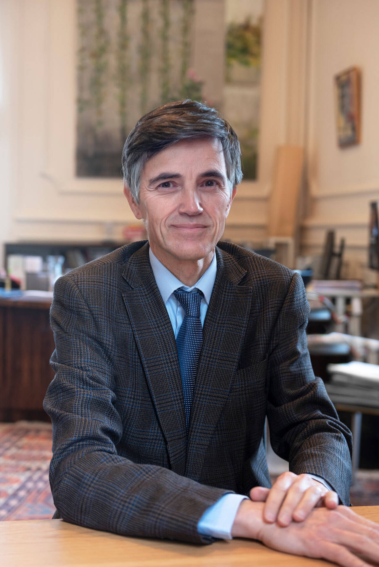 Portrait de François de Mazières (2022) à son bureau dans la mairie de Versailles