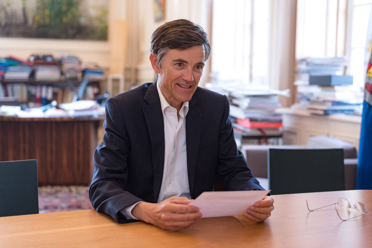 Portrait de François de Mazières (2018) à son bureau dans la mairie de Versailles