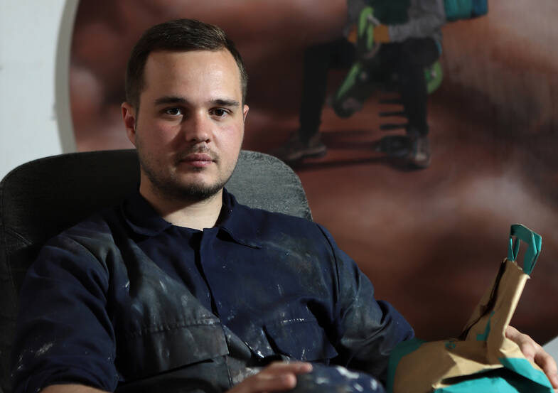 L'artiste Arnaud Adami dans son atelier à Aubervilliers.