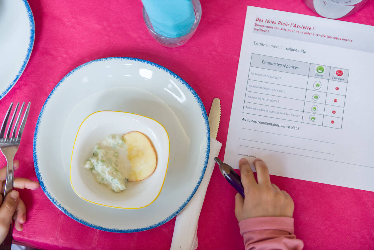 Un enfant versaillais répond à une enquête de satisfaction sur la restauration scolaire